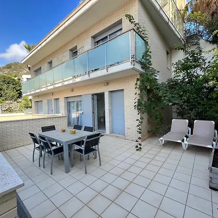 Tranquil Duplex Sitges, Sea Views, Private Parking, Terrace Daire *