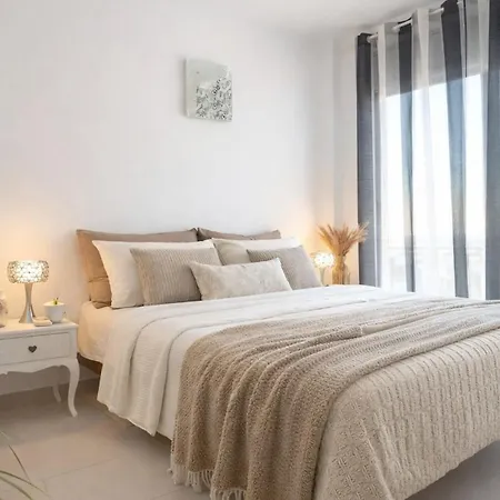 Tranquil Duplex Sitges, Sea Views, Private Parking, Terrace シッチェス