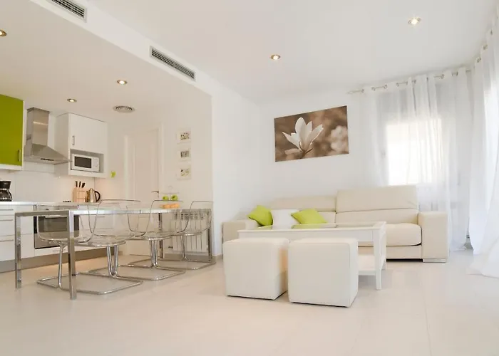 Tranquil Duplex Sitges, Sea Views, Private Parking, Terrace シッチェス