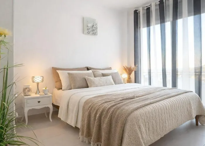 Tranquil Duplex Sitges, Sea Views, Private Parking, Terrace 锡切斯