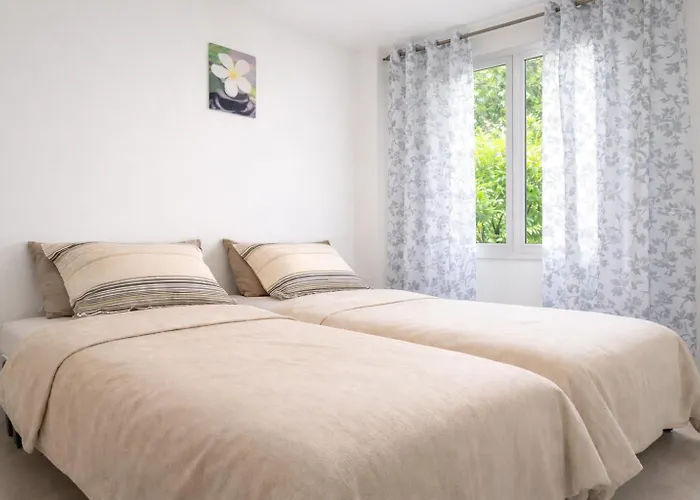 Tranquil Duplex Sitges, Sea Views, Private Parking, Terrace 锡切斯