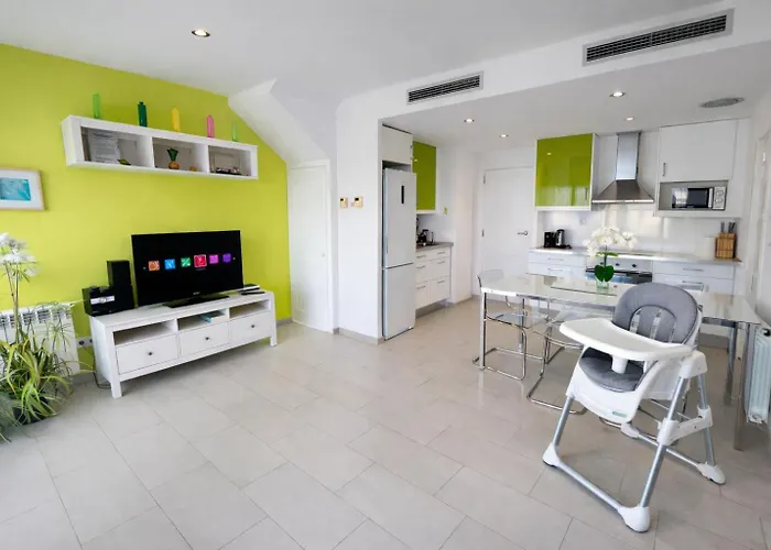 Tranquil Duplex Sitges, Sea Views, Private Parking, Terrace 锡切斯